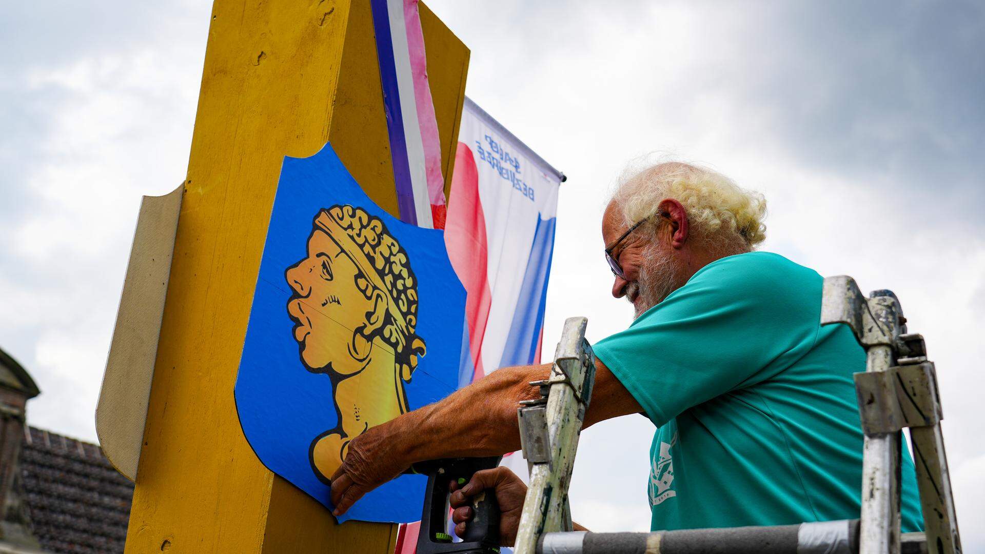 Marken begraaft ruzie over slavernijverleden met nieuwe vlag